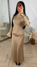 Satijnen Maxi Jurk met Tailleceintuur en Goudkleurige Bracelet