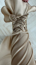 Satijnen Maxi Jurk met Tailleceintuur en Goudkleurige Bracelet