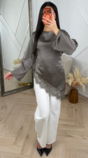 Satijnen Top met Asymmetrische Kantafwerking