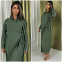 Kleid mit Schlitz, Ärmeln, Wickeldesign und Bindegürtel