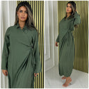 Kleid mit Schlitz, Ärmeln, Wickeldesign und Bindegürtel