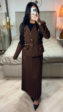 Set aus Blazer mit Bindegürtel und Faltenrock